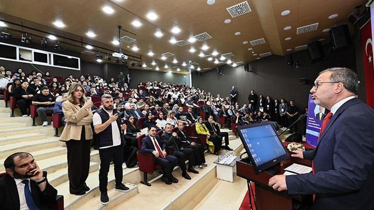Dr. Mehmet Kasapoğlu kamu yönetimi öğrencileriyle buluştu
