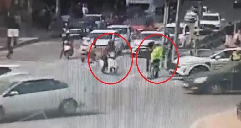 Seyir halinde boğazına cisim kaçtı Moto kurye, polislerin ‘heimlich’ manevrasıyla hayata tutundu