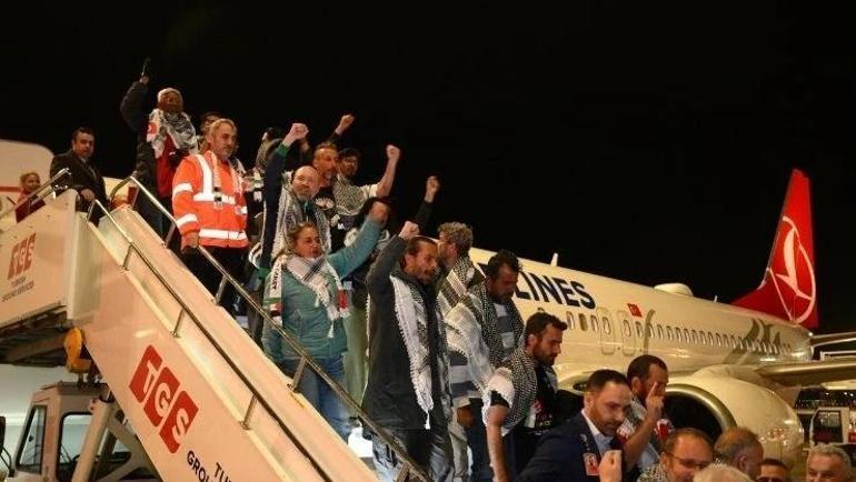 İsrailin alıkoyduğu 59 Küresel Sumud Filosu aktivistini taşıyan uçak İstanbula indi