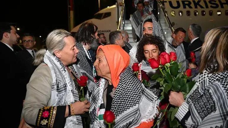 İsrailin alıkoyduğu 59 Küresel Sumud Filosu aktivistini taşıyan uçak İstanbula indi