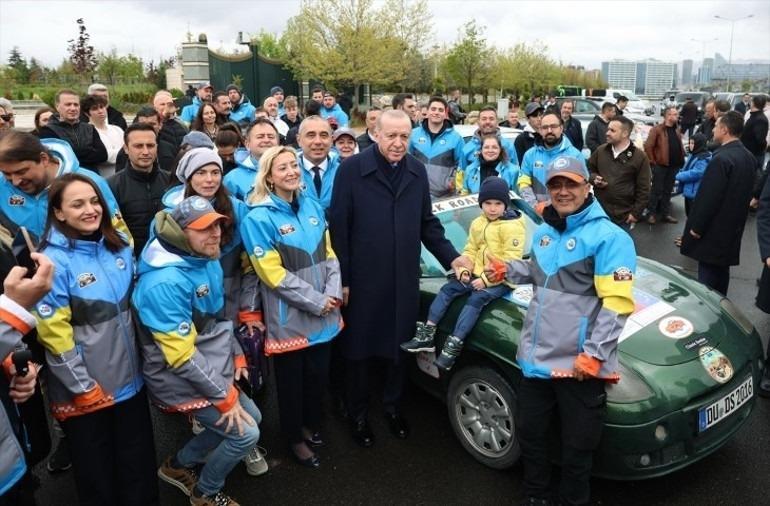 Cumhurbaşkanı Erdoğan yarışa katılan ralli grubunu Beştepeden uğurladı