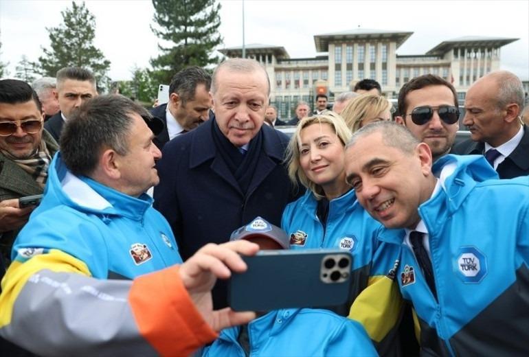 Cumhurbaşkanı Erdoğan yarışa katılan ralli grubunu Beştepeden uğurladı