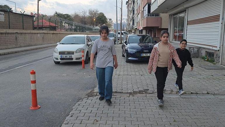 Çocukların kurtardığı yavru kuşu karga kaçırdı Bizi takip ediyormuş