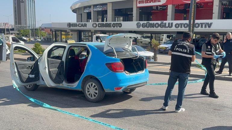 Kız arkadaşı ile taksi sürücüsünü rehin aldı Saldırganların yakalanma anı kamerada