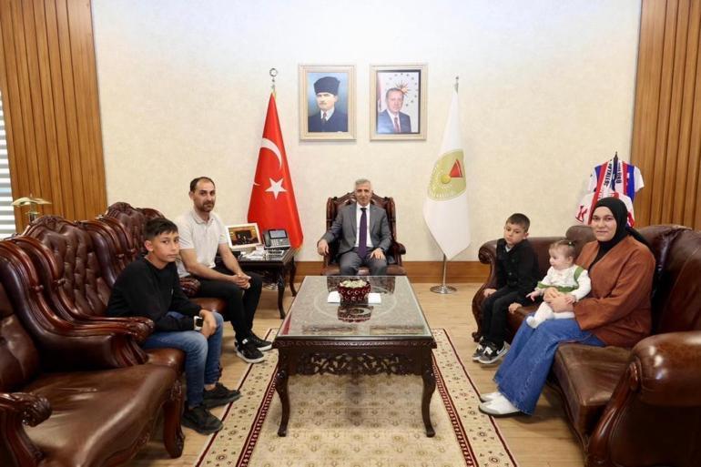 Yere düşen bayrak için piste koştu 14 yaşındaki Yusuf’un milli gururu