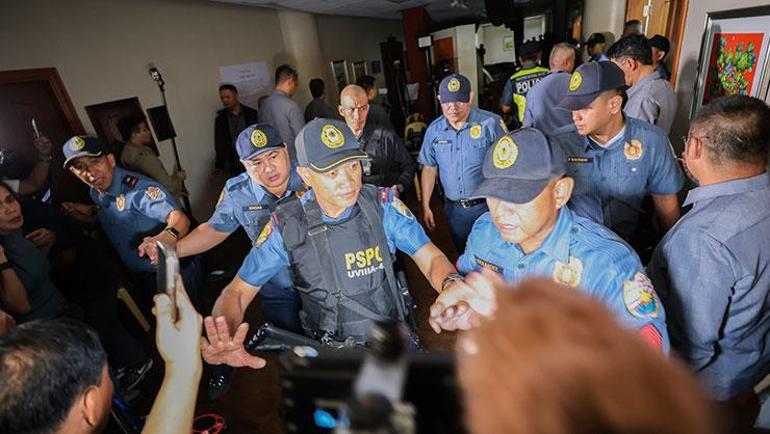 Filipinler Senatosunda silah sesleri duyuldu