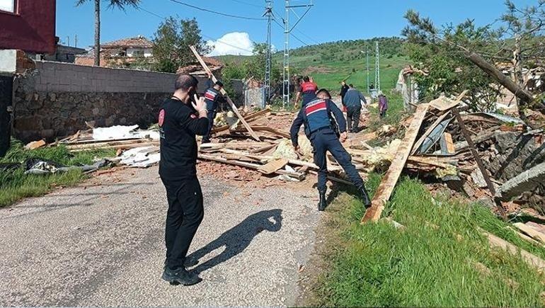 3 ilde hortum dehşeti Çatılar uçtu, yaralılar var