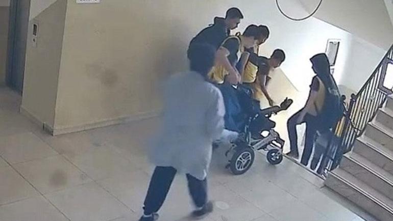 Yürek ısıtan görüntü Bedensel engelli öğrencisini sırtında taşıdı