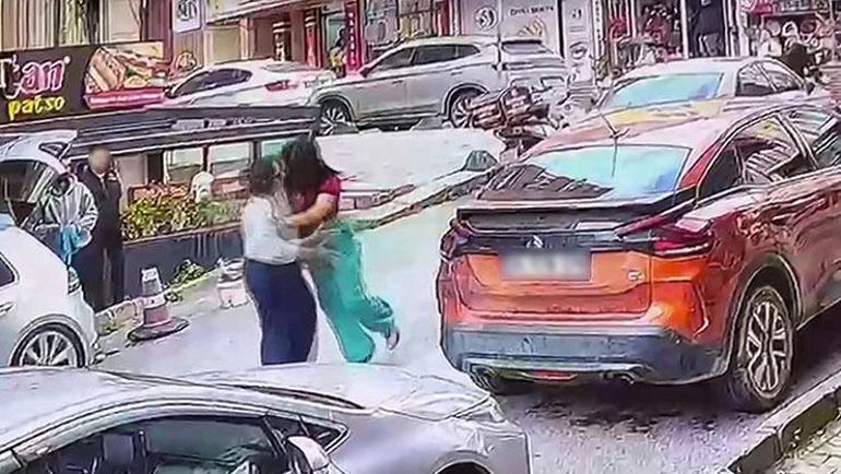 Trafikte dehşet anları Sosyal medya fenomeni kafa atıp saldırdı