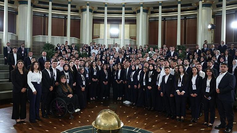Gençlerle bir araya gelen Cumhurbaşkanı Erdoğan: Sizlere kardeşliğin olduğu bir Türkiye teslim edeceğiz
