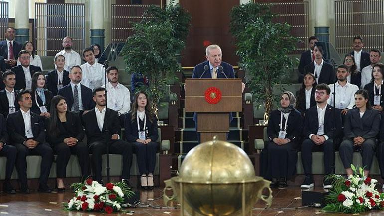 Gençlerle bir araya gelen Cumhurbaşkanı Erdoğan: Sizlere kardeşliğin olduğu bir Türkiye teslim edeceğiz