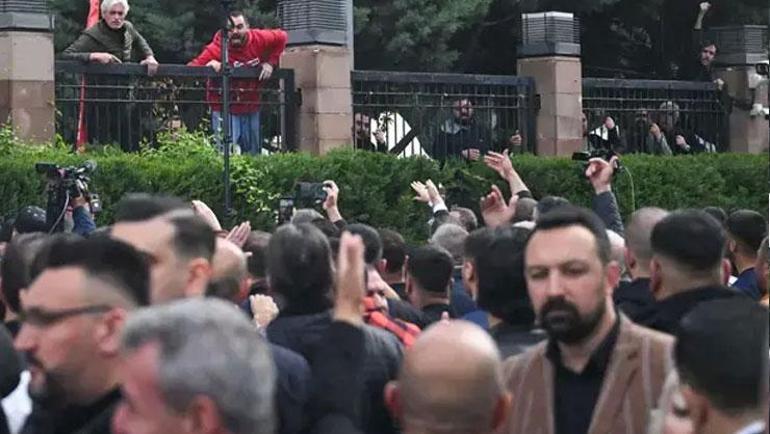Özgür Özel CHP Genel Merkezinden ayrıldı Tansiyon çok yüksek... İşte son durum