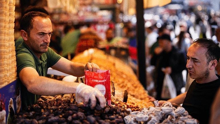 Arife günü Eminönünde insan seli Adım atacak yer kalmadı