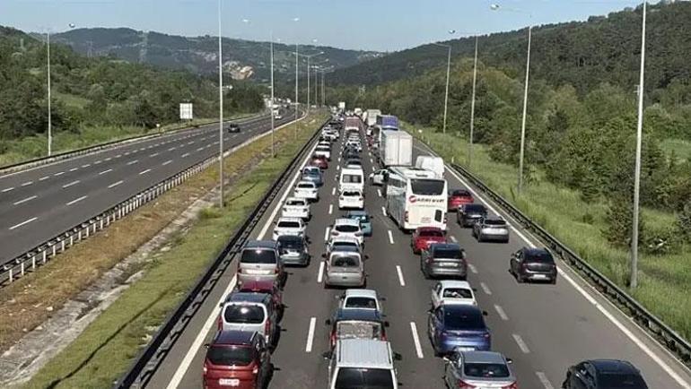 Dönüş çilesi başladı Bayram sonrası yollarda uzun kuyruklar oluştu