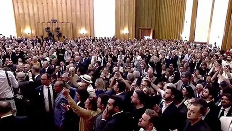 Özgür Özel kürsüde CHP grup toplantısında Hain Kemal sesleri