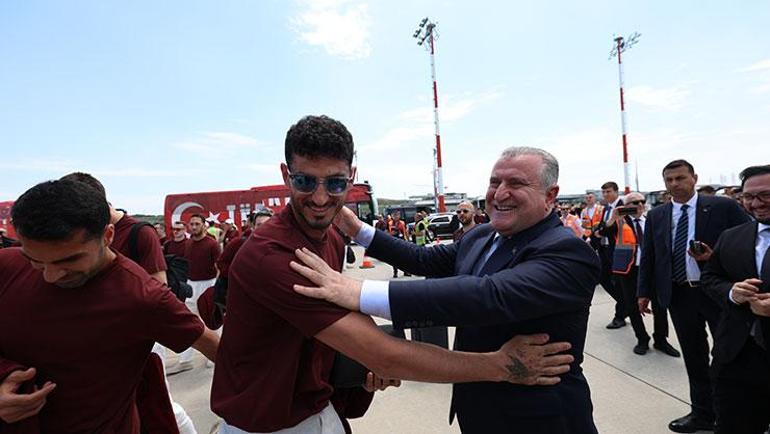 Bakan Bak milli futbolcuları ABD’ye uğurladı
