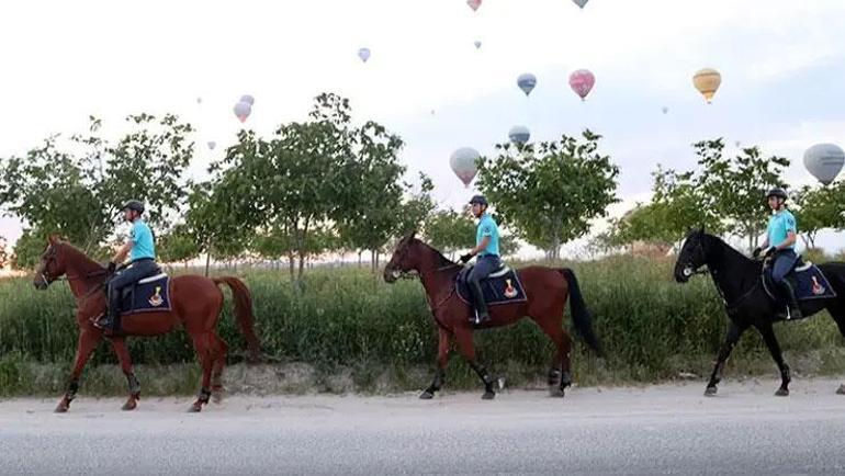Kapadokyada JÖAK paraşüt timi sıcak hava balonundan atladı