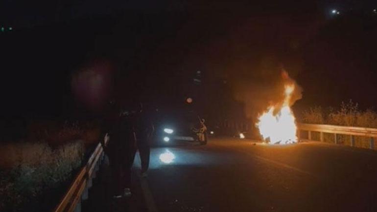 Otomobille kafa kafaya çarpışan motosiklet alev topuna döndü Kadın sürücü hayatını kaybetti