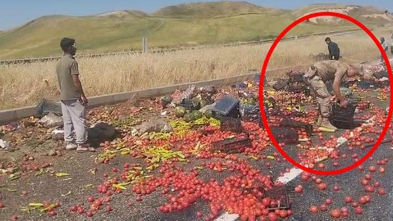 Diyarbakır’da lastiği patlayan kamyonetin kasasındaki meyve ve sebzeler yola dağıldı