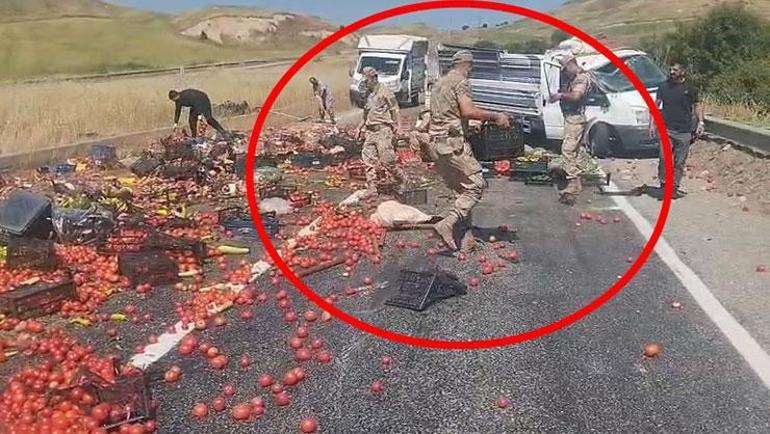 Diyarbakır’da lastiği patlayan kamyonetin kasasındaki meyve ve sebzeler yola dağıldı