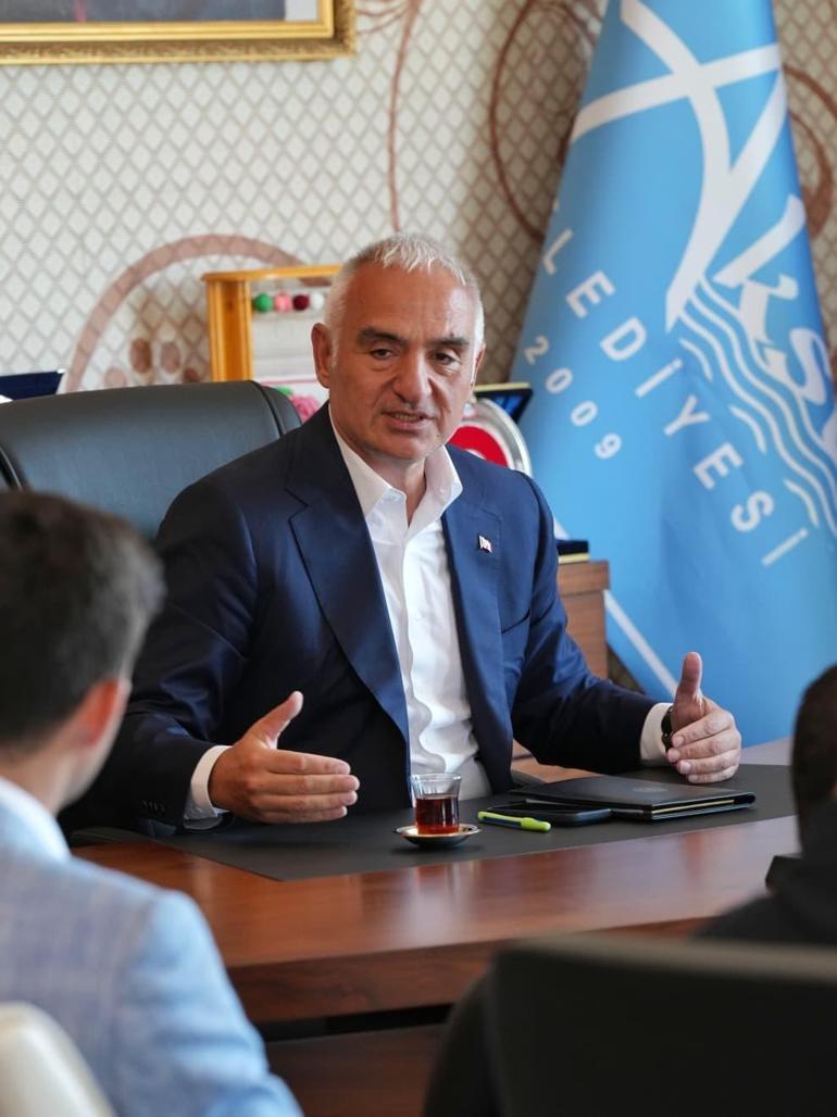 Bakan Ersoydan yeni evlenen çifte sürpriz