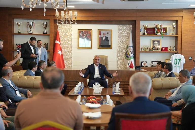 Bakan Ersoydan yeni evlenen çifte sürpriz