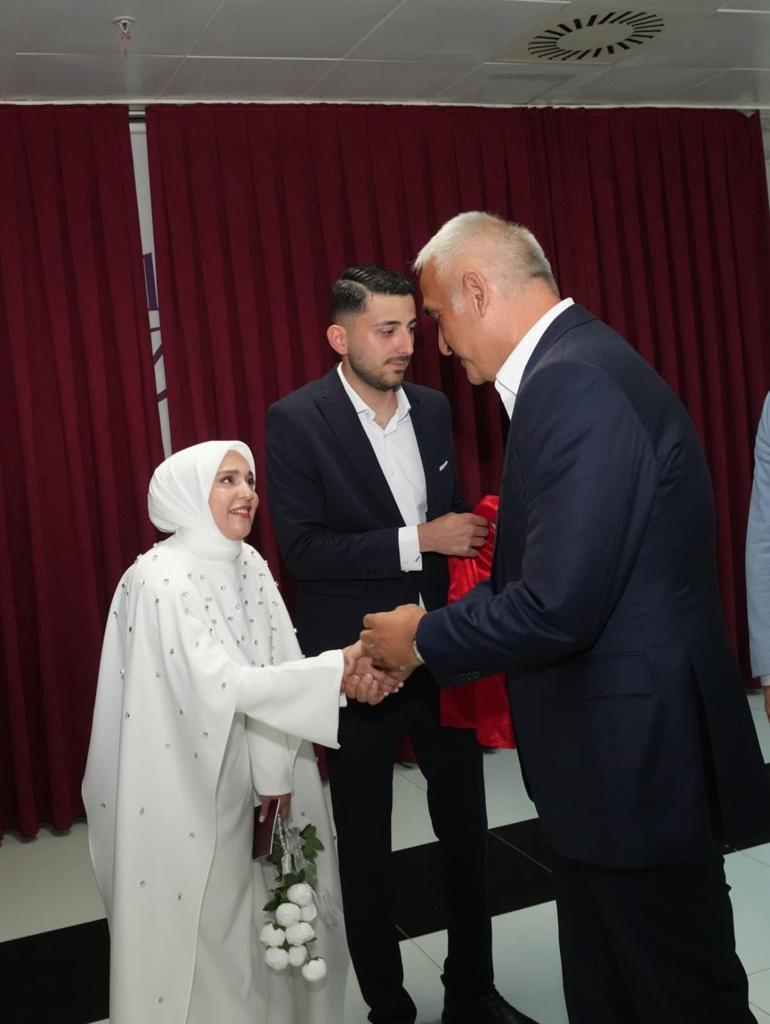Bakan Ersoydan yeni evlenen çifte sürpriz