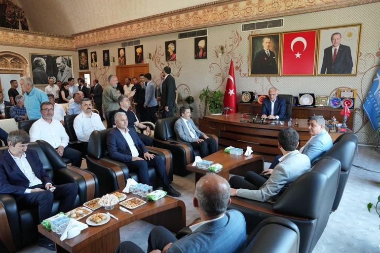 Bakan Ersoydan yeni evlenen çifte sürpriz