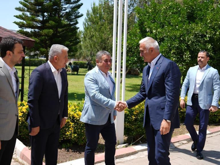 Bakan Ersoydan yeni evlenen çifte sürpriz