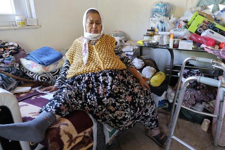 15 yıldır bir çekyatın üzerinde yaşamaya mahkumdu Karnından çıkarılan kitle tam 40 kilo