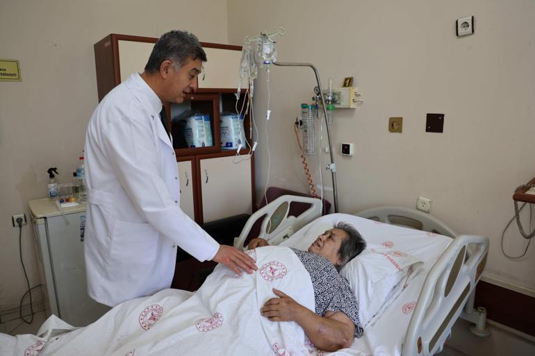 15 yıldır bir çekyatın üzerinde yaşamaya mahkumdu Karnından çıkarılan kitle tam 40 kilo