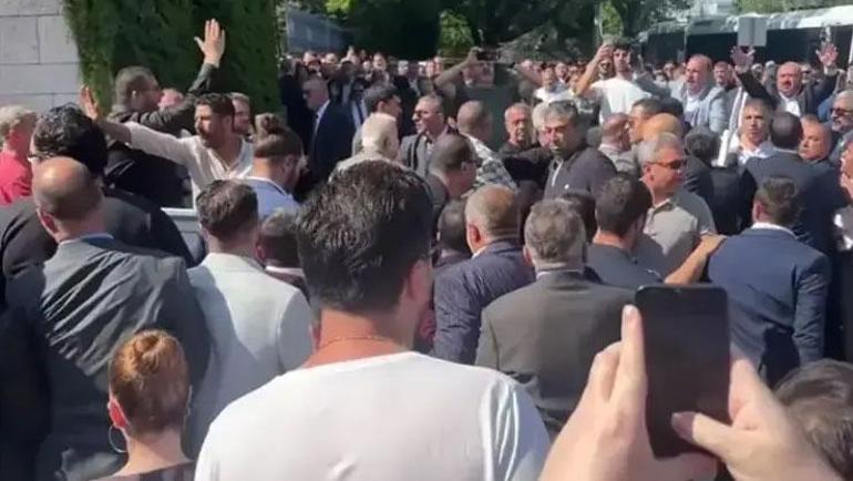 CHPde kürsü krizi Meclis önünde taraflar arasında gerginlik... Kılıçdaroğlundan açıklama geldi