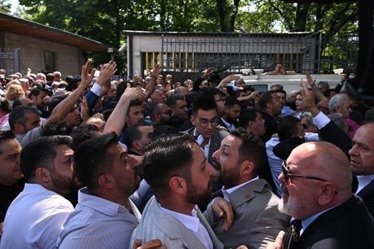 Kapılar kilitlendi, polis barikat kurdu TBMM önünde CHPliler arasında arbede