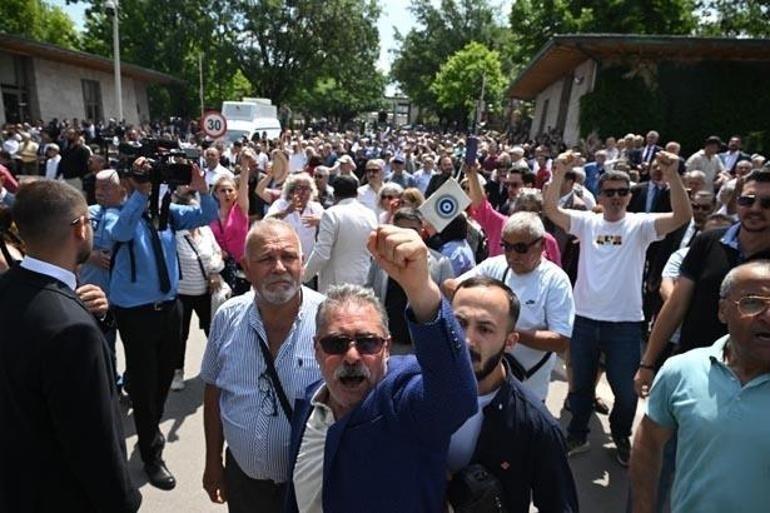 Kapılar kilitlendi, polis barikat kurdu TBMM önünde CHPliler arasında arbede