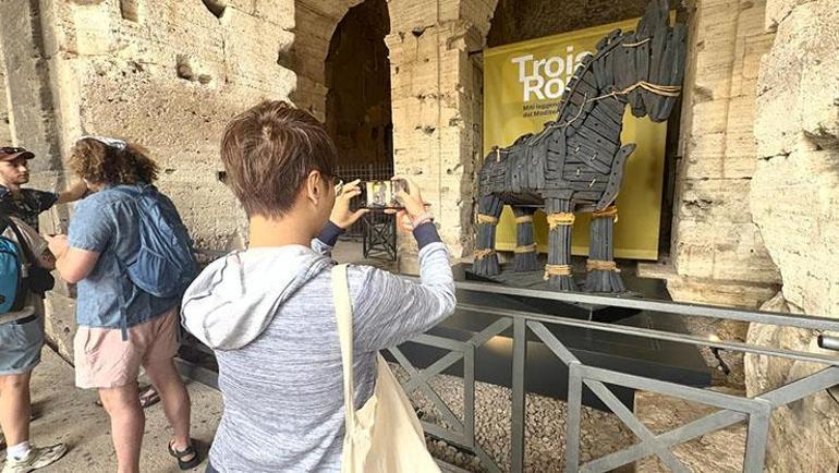 Romanın kalbi Kolezyumda Troyanın hikâyesi dünyayla buluştu Bakan Ersoy, yerli ve yabancı basın mensuplarıyla bir araya geldi