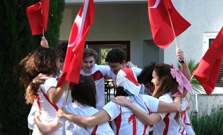 Daha 17nin milli takım coşkusu Tezahüratlar dakikalarca sürdü
