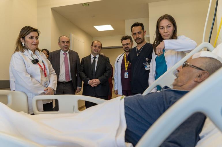Manisada tarihi ameliyat Kendi başına yemek yiyemezken günlük hayatına geri döndü