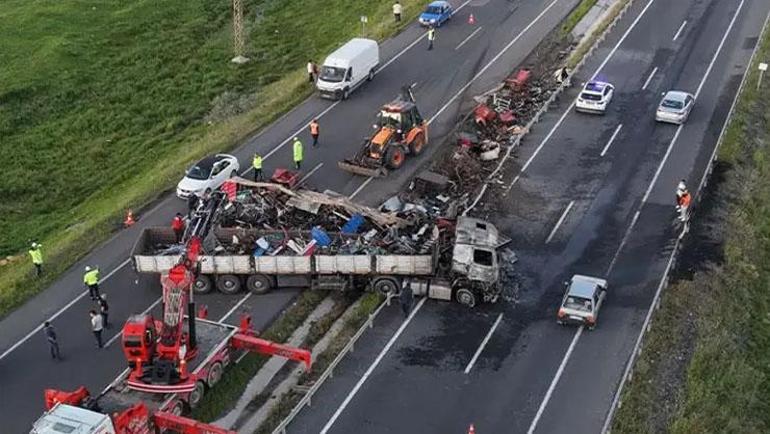 Erzurumda feci kaza Bariyerlere çarpan tır alev aldı: Sürücü kıl payı kurtuldu