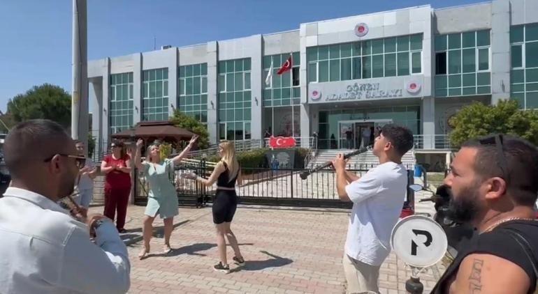 Mahkemeden çıkan karar sokakta şenliğe dönüştü Evliliğinin bitişini lokma dağıtarak kutladı