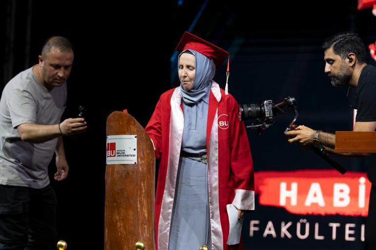 Belek’te mezuniyet coşkusu Eski bakana 81 yaşında diploma