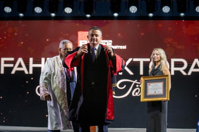 Belek’te mezuniyet coşkusu Eski bakana 81 yaşında diploma