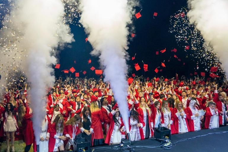 Belek’te mezuniyet coşkusu Eski bakana 81 yaşında diploma