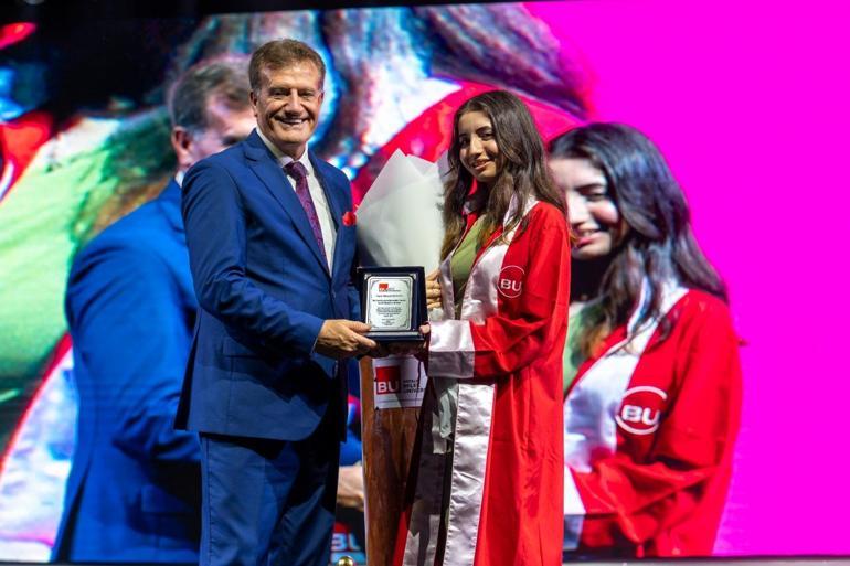 Belek’te mezuniyet coşkusu Eski bakana 81 yaşında diploma