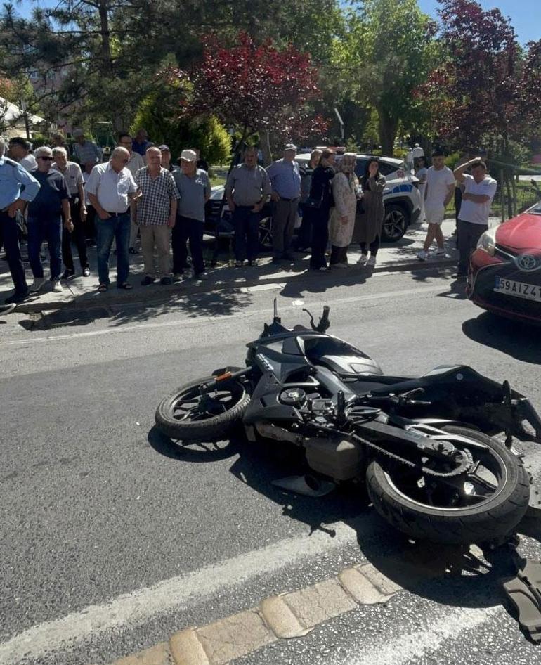 İki şeridin arasına girdi, iki araca çarptı
