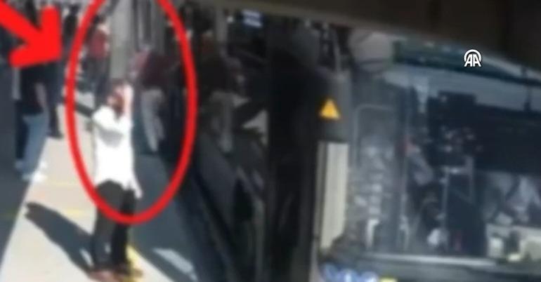 Metrobüste bir anlık dalgınlığı fırsat bildi Cep telefonu hırsızlığı sonrası yakalandı