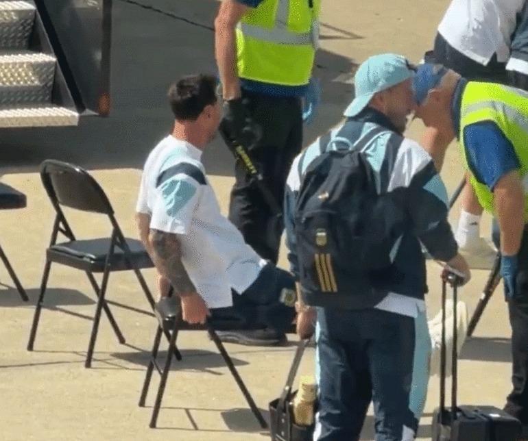 Bu kez hedefte Messi var Üstü arandı, gülerek tepki verdi
