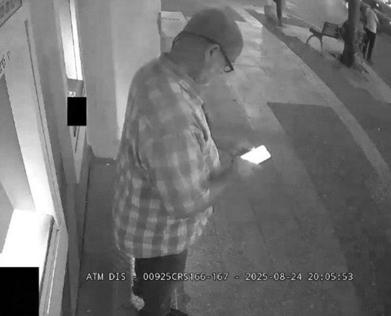 ATMnin iade ettiği 7 bin lirayı cebine koyup uzaklaştı Kendi malıymış gibi götürüyor