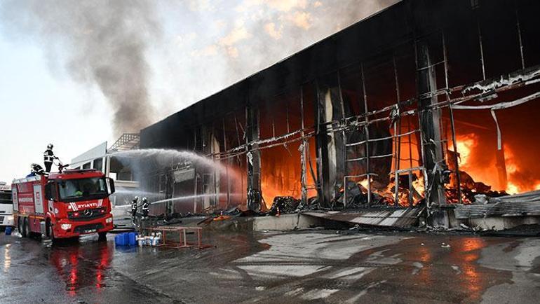 Batmanda zincir marketlere ait depoda yangın Ekipler müdahale ediyor