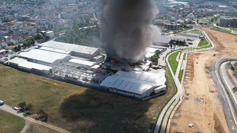 Arnavutköyde fabrika yangını Ekipler müdahale etti