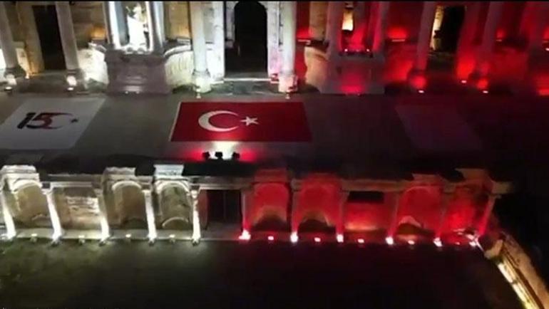 15 Temmuzun şanlı mirası Pamukkalede yaşatıldı Pamukkale ve Hierapolis, ay yıldızın renkleriyle aydınlatıldı
